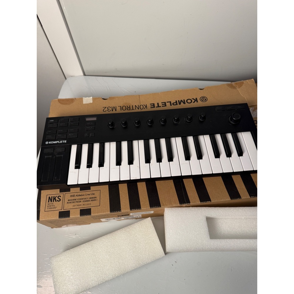 Native Instruments Komplete Kontrol M32 USB MIDI Controller - Picture 2 of 5